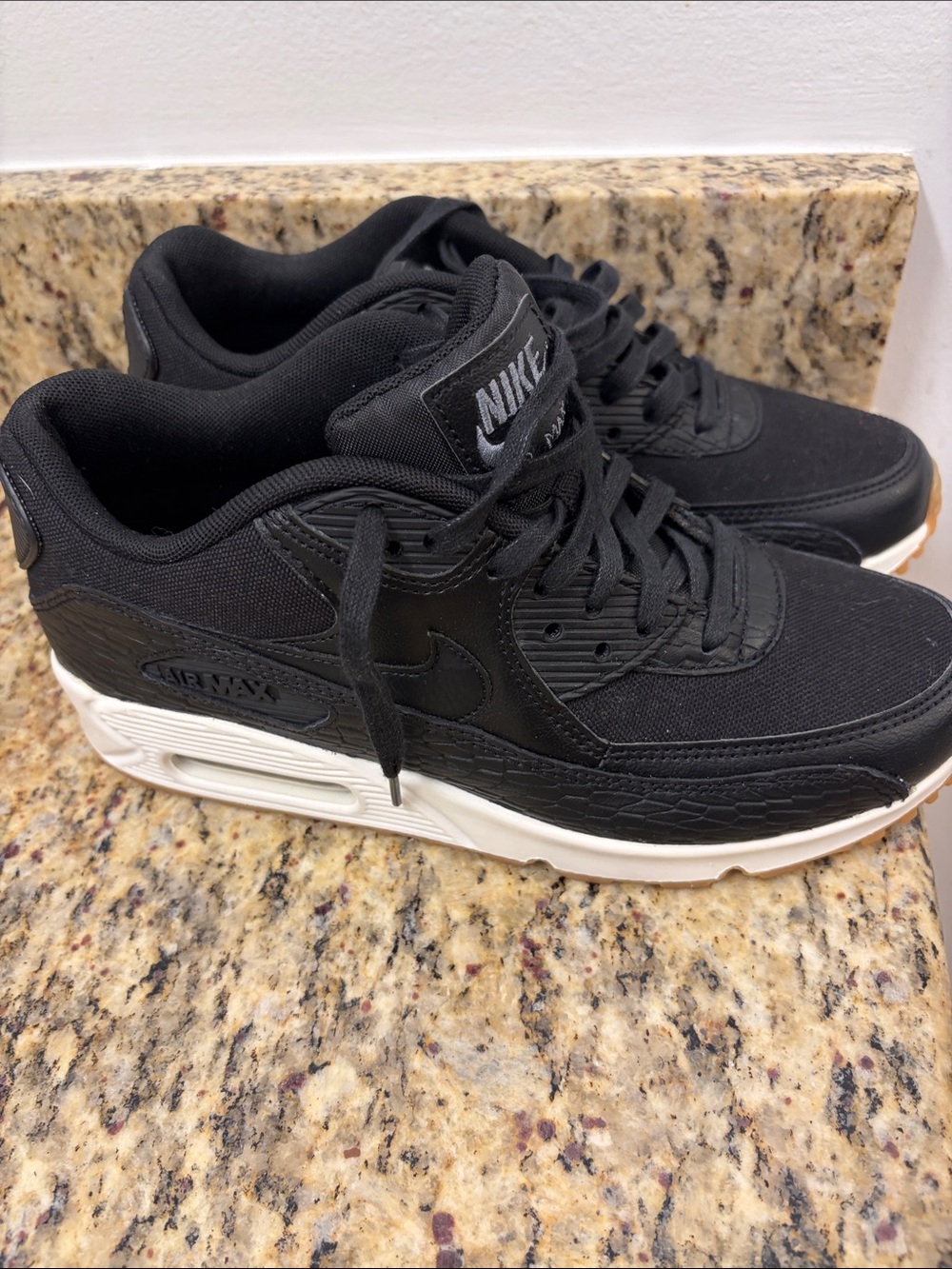 Nike women’s  Air Max Black/White Casual Sneakers size 7.5